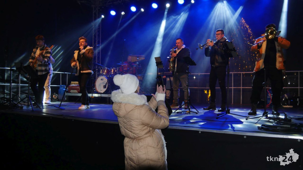 Wesoły, radosny i tłumny Bożonarodzeniowy Jarmark w Stąporkowie [wideo, zdjęcia]