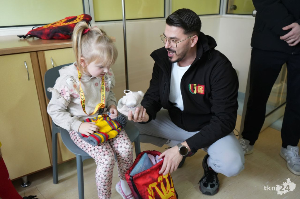 Kibice Korony Kielce dla dzieci. Żółto-Czerwony Mikołaj odwiedził konecki szpital [wideo, zdjęcia]