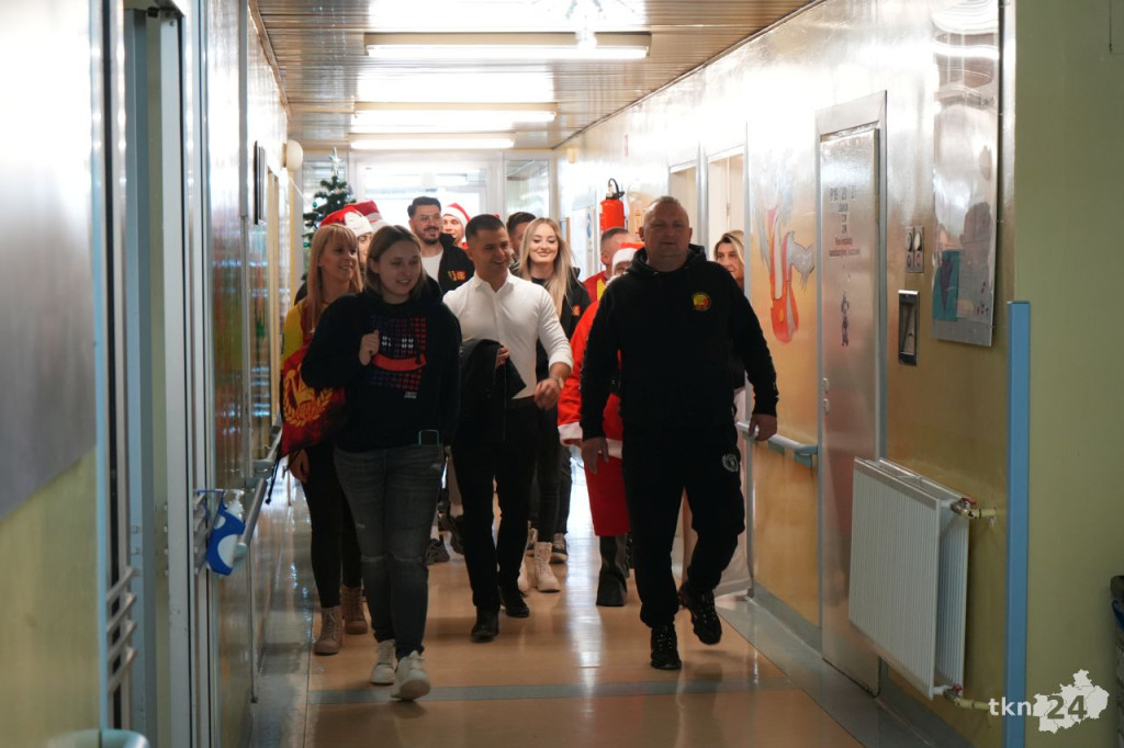 Kibice Korony Kielce dla dzieci. Żółto-Czerwony Mikołaj odwiedził konecki szpital [wideo, zdjęcia]