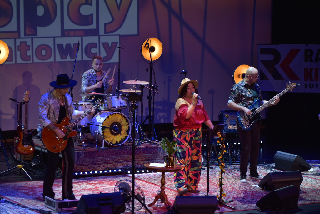 Polskie hity z lat 70. i 80. wybrzmiały w KCK. Za nami koncert Dominiki Wróbel i Chłopców Bigbeatowców [wideo, zdjęcia]