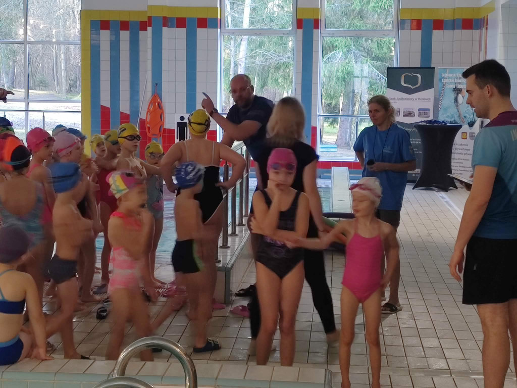Mikołajkowe pływanie w Czarnieckiej Górze. Setka dzieci w wodzie [wideo, zdjęcia]