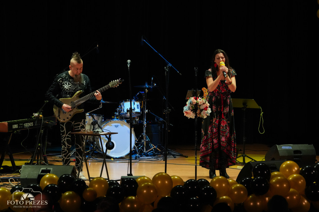 Uroczysta gala 70-lecia MGOKiS w Stąporkowie z koncertem Piotra Salaty [zdjęcia]