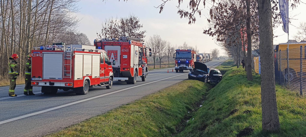 Wypadek w Smykowie. 70-latek w szpitalu [zdjęcia]