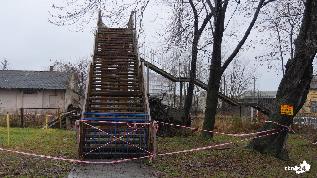 Kładka nad torami do rozbiórki. Trwają już prace [wideo, zdjęcia]