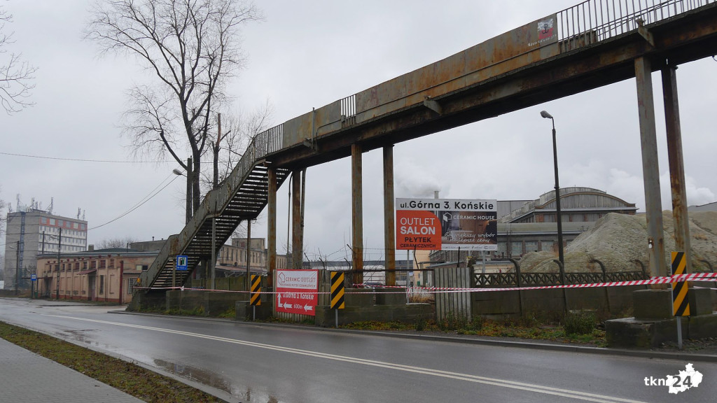 Kładka nad torami do rozbiórki. Trwają już prace [wideo, zdjęcia]