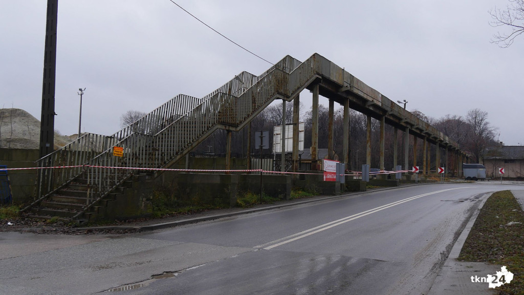 Kładka nad torami do rozbiórki. Trwają już prace [wideo, zdjęcia]
