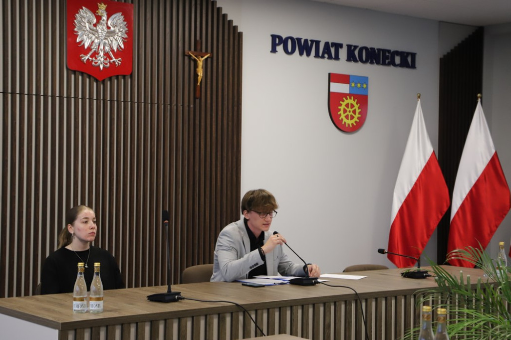 Nowi radni i nowe inicjatywy. Za nami VIII posiedzenie Młodzieżowej Rady Powiatu Koneckiego