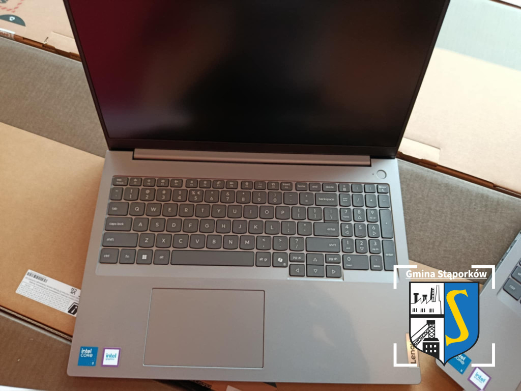 Laptopy, tablety i sprzęt do nauki zdalnej trafią do szkół w Gminie Stąporków