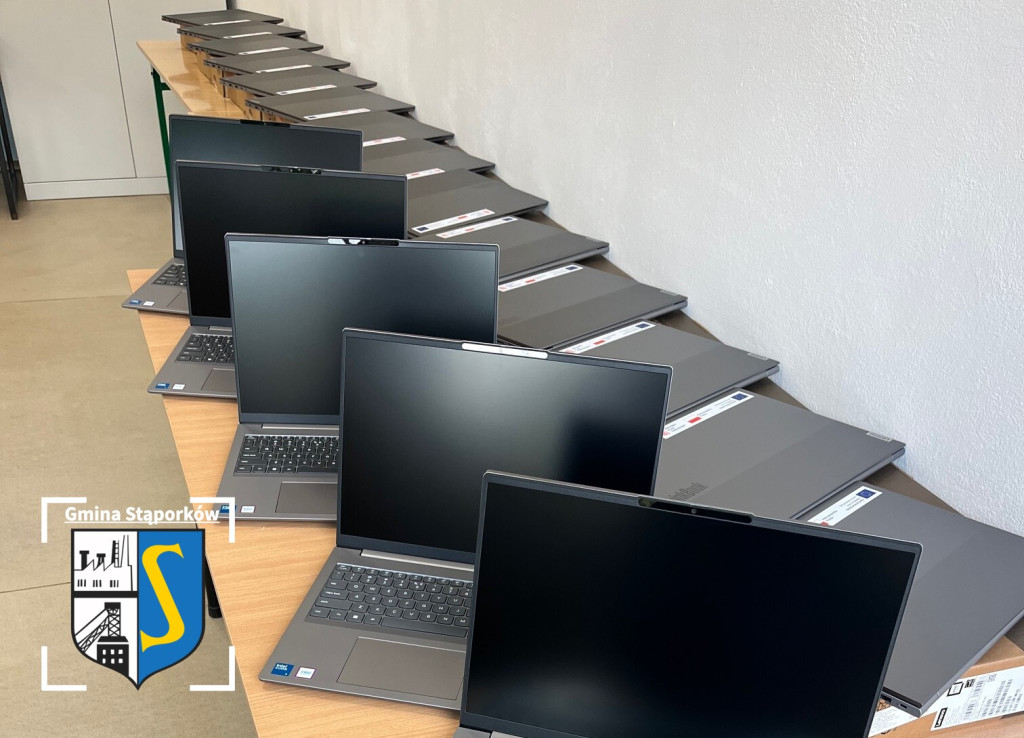 Laptopy, tablety i sprzęt do nauki zdalnej trafią do szkół w Gminie Stąporków