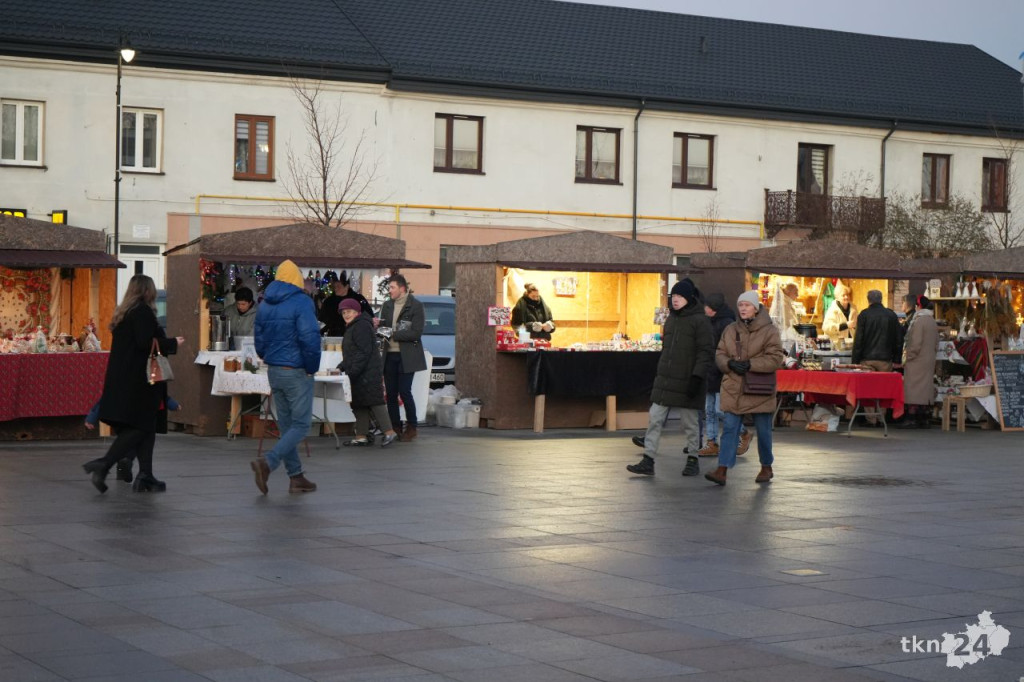 Ruszył Konecki Jarmark Bożonarodzeniowy. Konecczanie oblężyli kramy [wideo, zdjęcia]