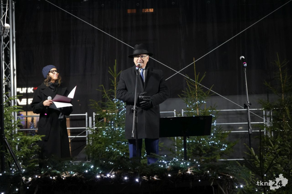 Ruszył Konecki Jarmark Bożonarodzeniowy. Konecczanie oblężyli kramy [wideo, zdjęcia]