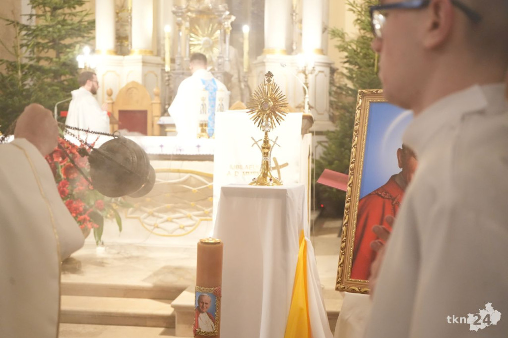 Relikwie św. Jana Pawła II zostały wprowadzone do kolegiaty św. Mikołaja w Końskich [wideo, zdjęcia]