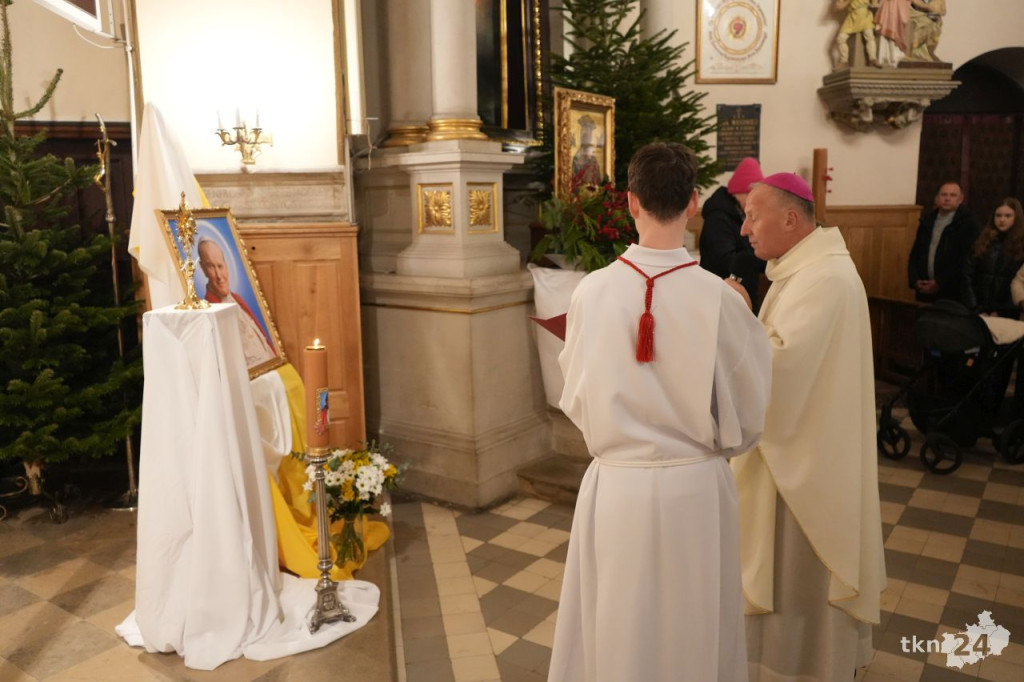 Relikwie św. Jana Pawła II zostały wprowadzone do kolegiaty św. Mikołaja w Końskich [wideo, zdjęcia]