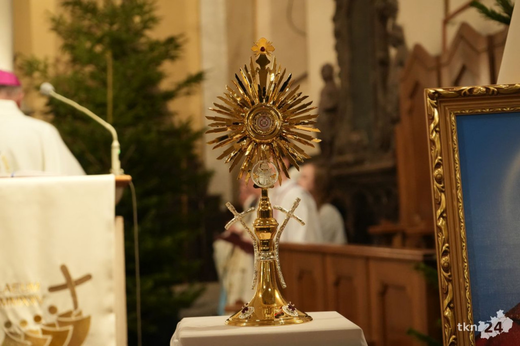 Relikwie św. Jana Pawła II zostały wprowadzone do kolegiaty św. Mikołaja w Końskich [wideo, zdjęcia]
