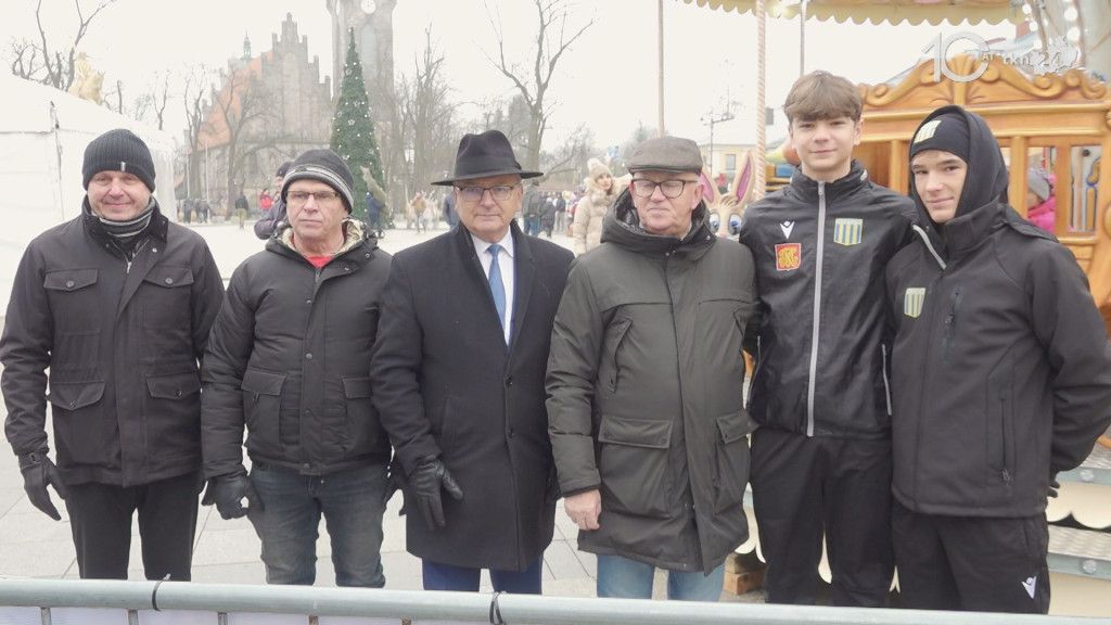 Darmowe choinki dla mieszkańców. Trwa drugi dzień jarmarku bożonarodzeniowego w Końskich [wideo, zdjęcia]