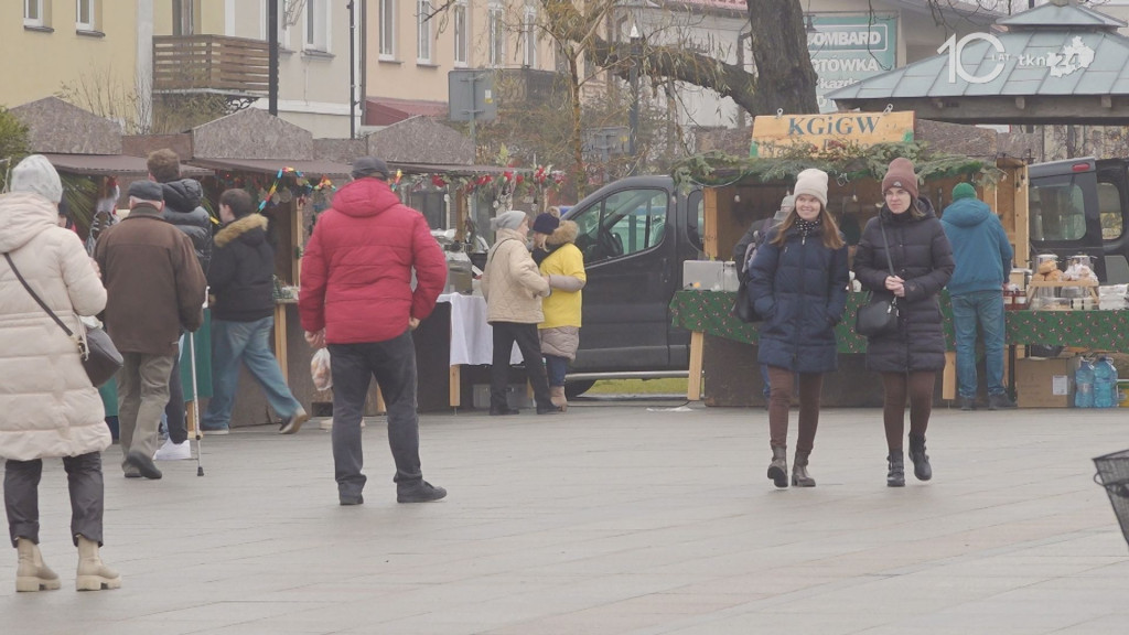 Darmowe choinki dla mieszkańców. Trwa drugi dzień jarmarku bożonarodzeniowego w Końskich [wideo, zdjęcia]
