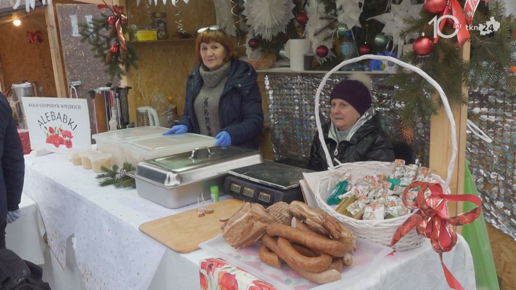 Darmowe choinki dla mieszkańców. Trwa drugi dzień jarmarku bożonarodzeniowego w Końskich [wideo, zdjęcia]