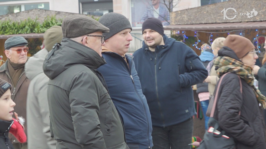 Darmowe choinki dla mieszkańców. Trwa drugi dzień jarmarku bożonarodzeniowego w Końskich [wideo, zdjęcia]