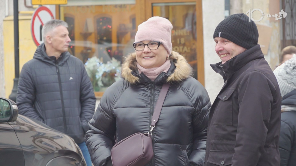 Darmowe choinki dla mieszkańców. Trwa drugi dzień jarmarku bożonarodzeniowego w Końskich [wideo, zdjęcia]