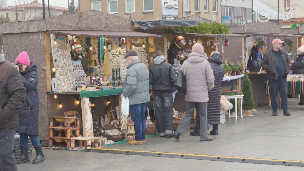 Darmowe choinki dla mieszkańców. Trwa drugi dzień jarmarku bożonarodzeniowego w Końskich [wideo, zdjęcia]