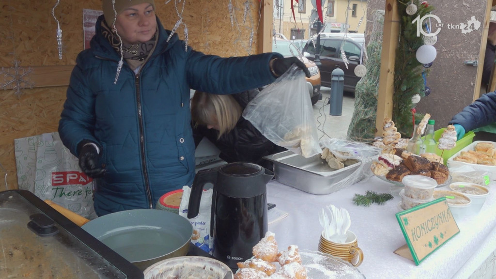 Darmowe choinki dla mieszkańców. Trwa drugi dzień jarmarku bożonarodzeniowego w Końskich [wideo, zdjęcia]