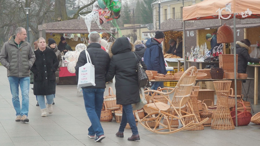 Darmowe choinki dla mieszkańców. Trwa drugi dzień jarmarku bożonarodzeniowego w Końskich [wideo, zdjęcia]