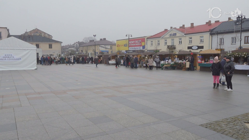 Darmowe choinki dla mieszkańców. Trwa drugi dzień jarmarku bożonarodzeniowego w Końskich [wideo, zdjęcia]