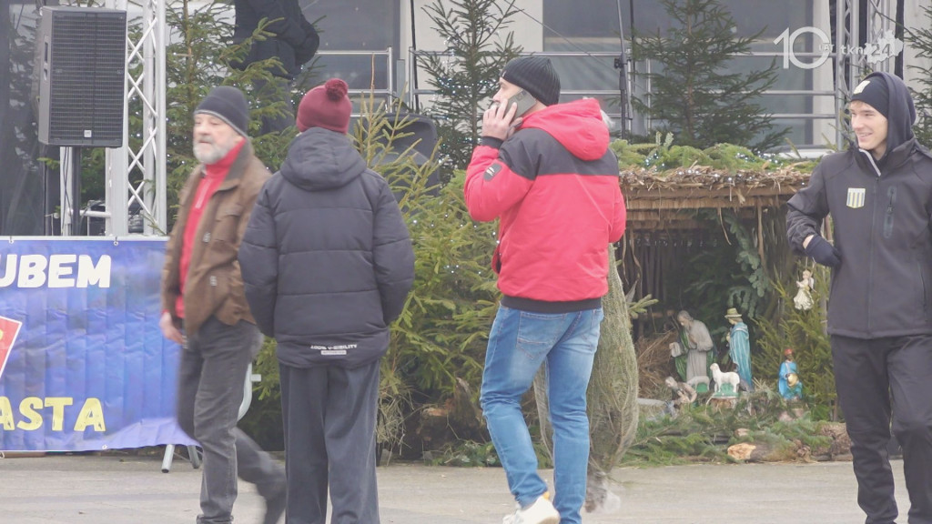 Darmowe choinki dla mieszkańców. Trwa drugi dzień jarmarku bożonarodzeniowego w Końskich [wideo, zdjęcia]