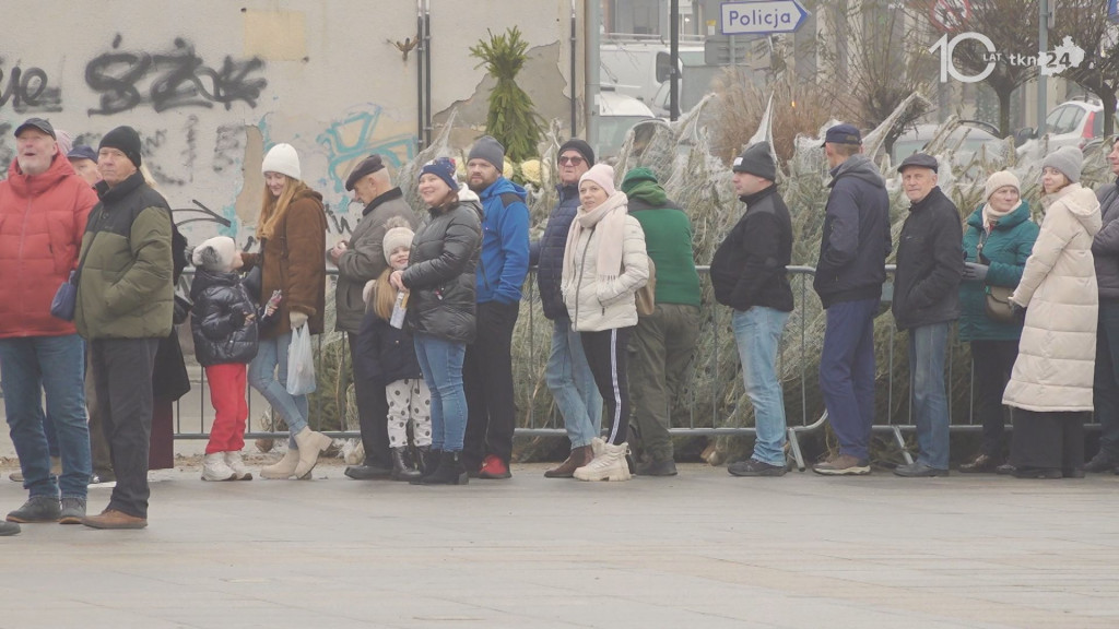 Darmowe choinki dla mieszkańców. Trwa drugi dzień jarmarku bożonarodzeniowego w Końskich [wideo, zdjęcia]