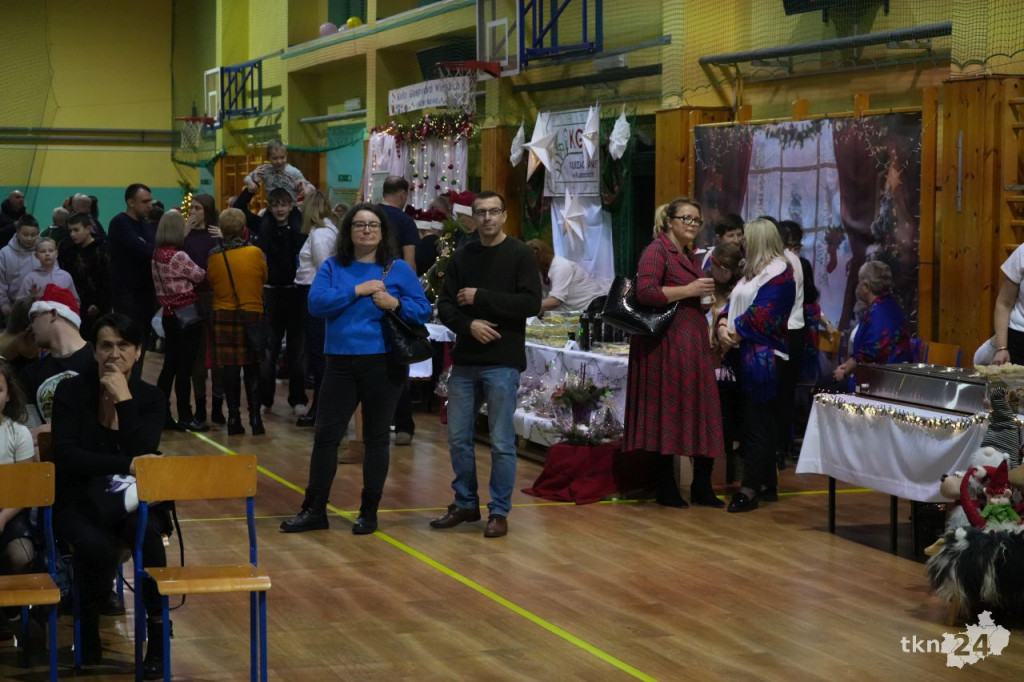 II Jarmark Bożonarodzeniowy w Gowarczowie z występami, wystawą i dobrym jedzeniem [wideo, zdjęcia]