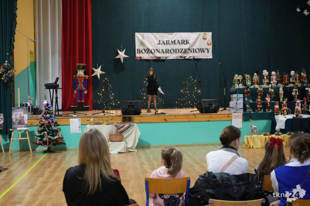 II Jarmark Bożonarodzeniowy w Gowarczowie z występami, wystawą i dobrym jedzeniem [wideo, zdjęcia]