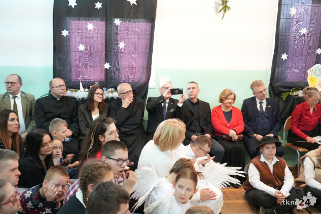 Jasełka w formie programu śniadaniowego. SOSW w Baryczy w klimacie świątecznym [wideo, zdjęcia]