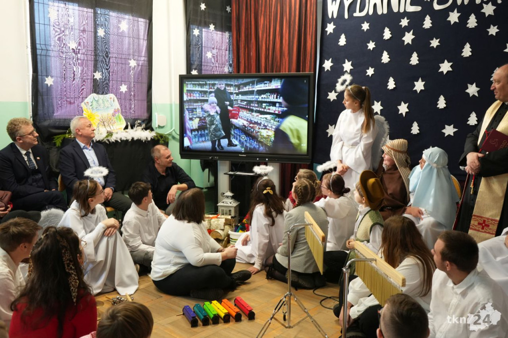 Jasełka w formie programu śniadaniowego. SOSW w Baryczy w klimacie świątecznym [wideo, zdjęcia]