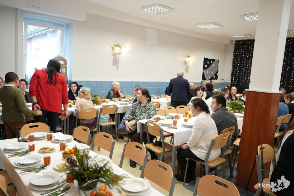 Jasełka w formie programu śniadaniowego. SOSW w Baryczy w klimacie świątecznym [wideo, zdjęcia]