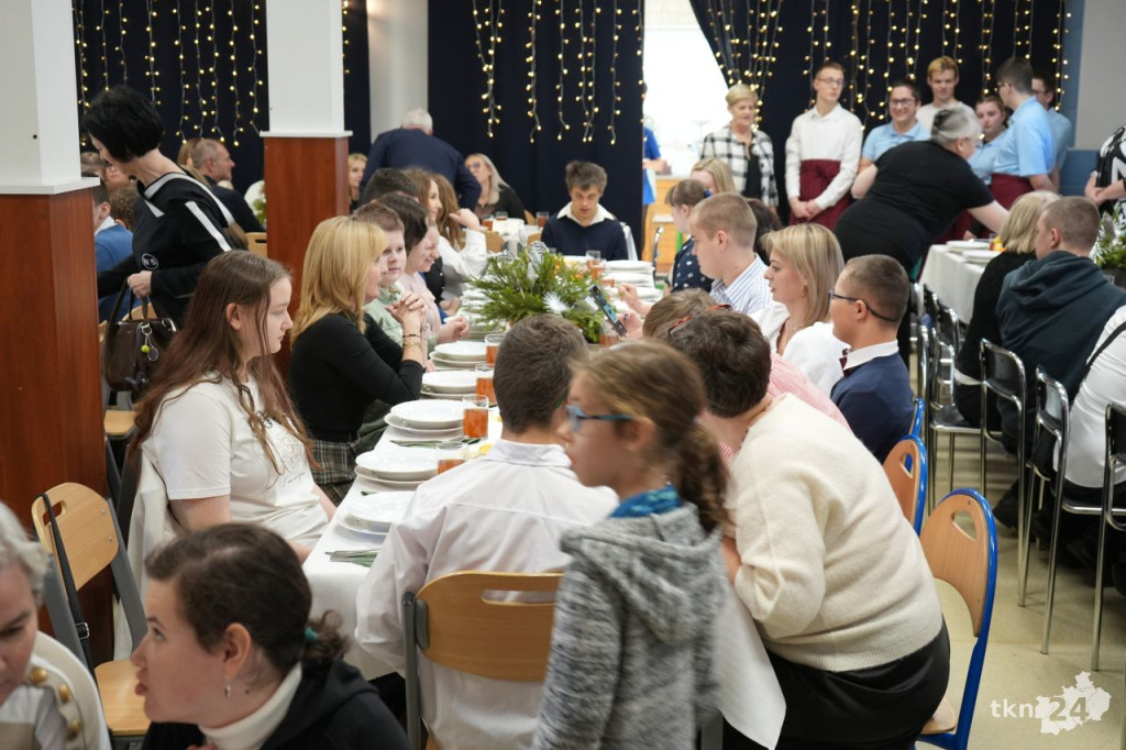 Jasełka w formie programu śniadaniowego. SOSW w Baryczy w klimacie świątecznym [wideo, zdjęcia]