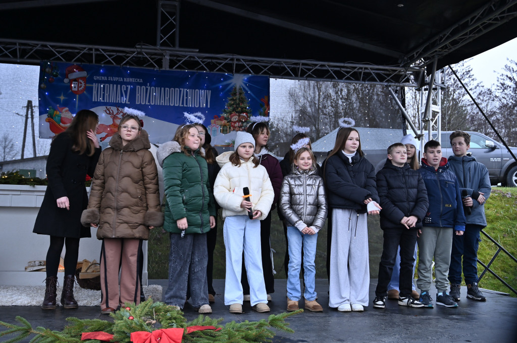 Magia świąt w Słupi Koneckiej. To był piękny kiermasz [zdjęcia]
