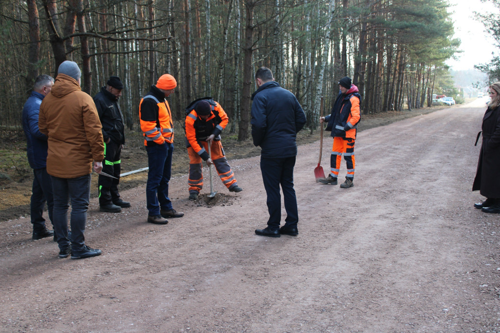 Gmina Smyków wraz z Nadleśnictwem Stąporków zadbała o drogę koło Miedzierzy [zdjęcia]