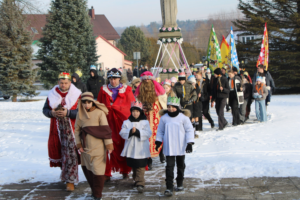 Trzej Królowie wraz z orszakiem maszerowali przez Miedzierzę [wideo, zdjęcia]