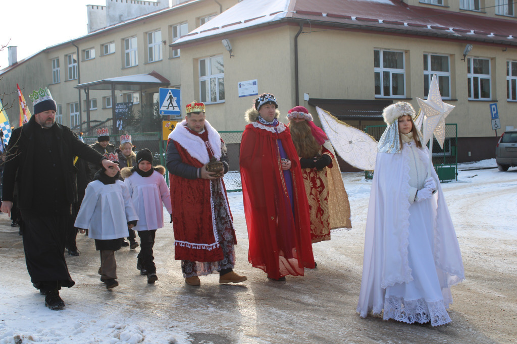Trzej Królowie wraz z orszakiem maszerowali przez Miedzierzę [wideo, zdjęcia]