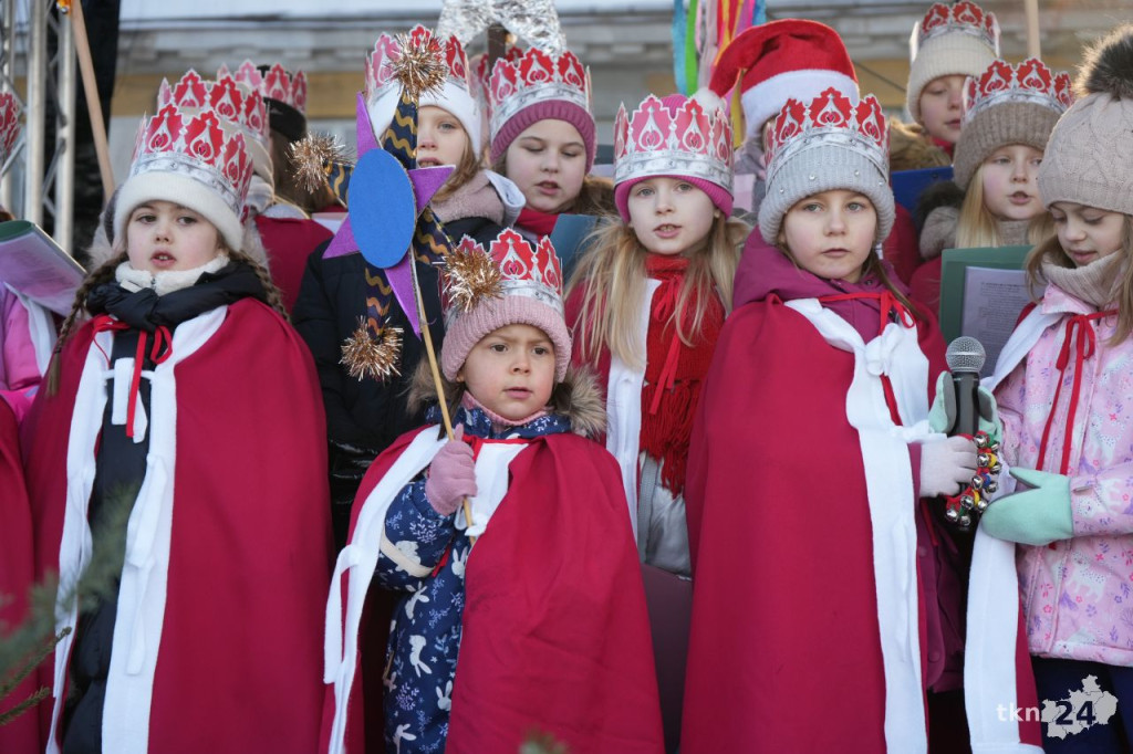 Królowie pokłonili się dzieciątku Jezus. X Orszak w Końskich [wideo, zdjęcia]