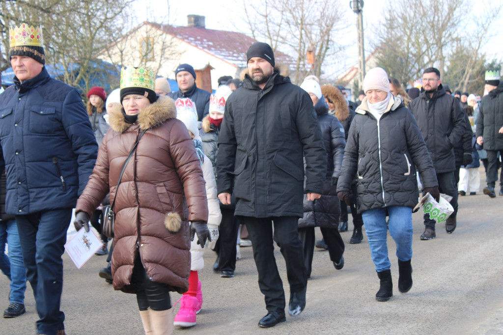 Trzej Królowie wraz z orszakiem maszerowali przez Miedzierzę [wideo, zdjęcia]