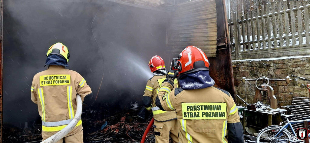 Pożar w Wąglowie. Na miejscu ulatniał się acetylen. Strażacy pracowali w ciężkich warunkach