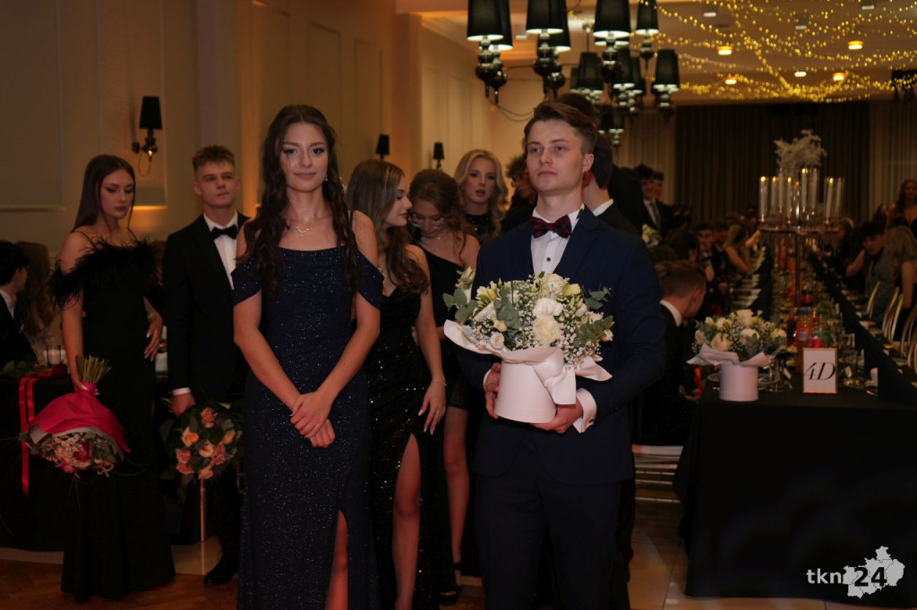 Poloneza czas zacząć! A nawet sześć! Studniówka 2026 II Liceum Ogólnokształcącego w Końskich [wideo, zdjęcia]