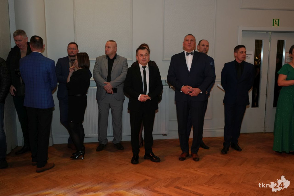 Poloneza czas zacząć! A nawet sześć! Studniówka 2026 II Liceum Ogólnokształcącego w Końskich [wideo, zdjęcia]
