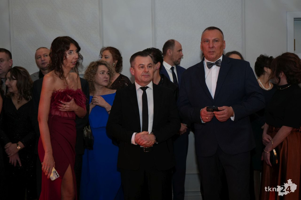 Poloneza czas zacząć! A nawet sześć! Studniówka 2026 II Liceum Ogólnokształcącego w Końskich [wideo, zdjęcia]