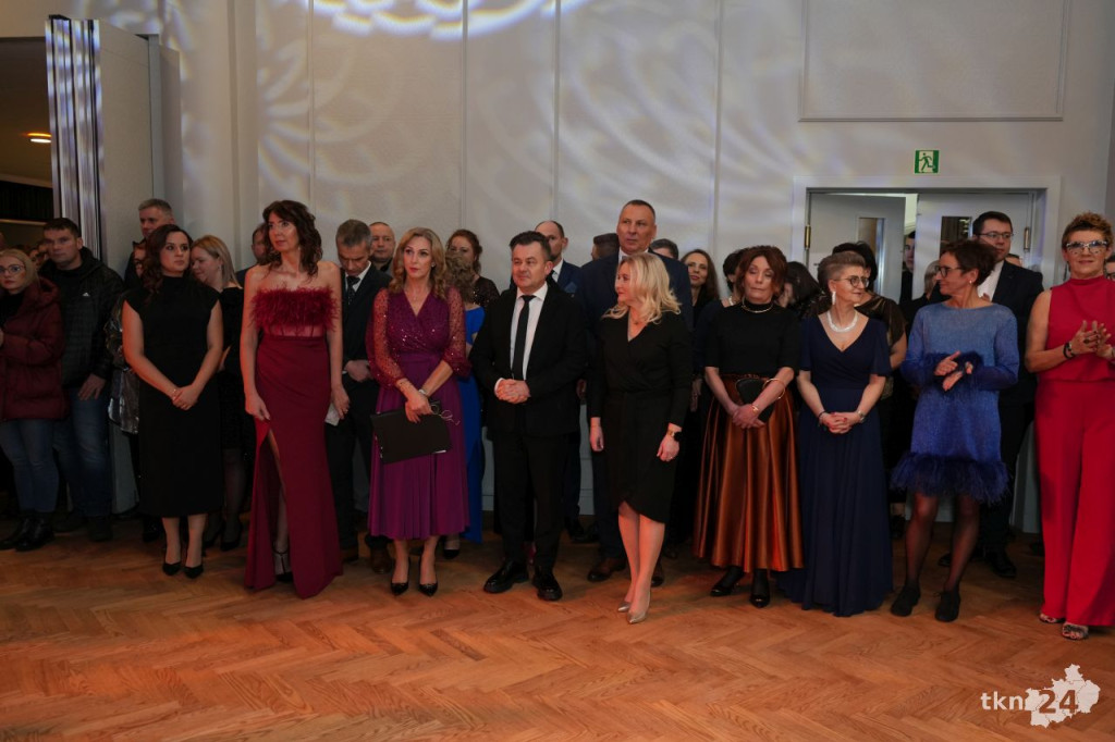 Poloneza czas zacząć! A nawet sześć! Studniówka 2026 II Liceum Ogólnokształcącego w Końskich [wideo, zdjęcia]