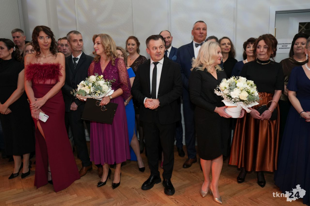 Poloneza czas zacząć! A nawet sześć! Studniówka 2026 II Liceum Ogólnokształcącego w Końskich [wideo, zdjęcia]