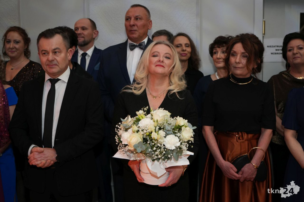 Poloneza czas zacząć! A nawet sześć! Studniówka 2026 II Liceum Ogólnokształcącego w Końskich [wideo, zdjęcia]
