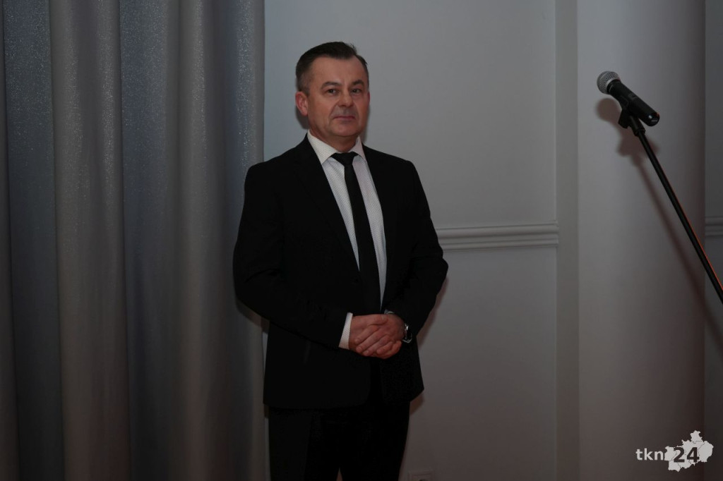 Poloneza czas zacząć! A nawet sześć! Studniówka 2026 II Liceum Ogólnokształcącego w Końskich [wideo, zdjęcia]