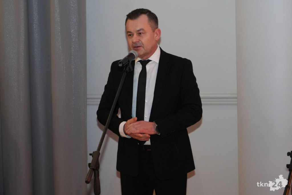 Poloneza czas zacząć! A nawet sześć! Studniówka 2026 II Liceum Ogólnokształcącego w Końskich [wideo, zdjęcia]